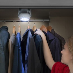 Der Bewegungs-Präsenzlichtsensor ist ein intelligentes Gerät, das mithilfe fortschrittlicher Infrarottechnologie durch Bewegung aktiviert wird.