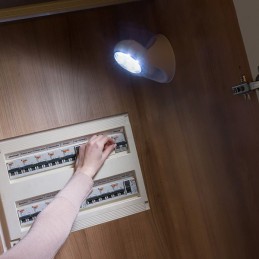 O sensor de luz de presença de movimento é um dispositivo inteligente que é ativado pelo movimento, usando a tecnologia infravermelha avançada.